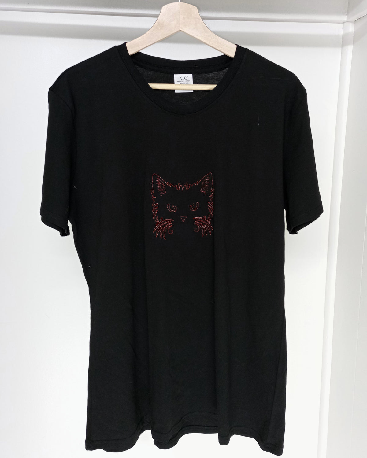 Visage de chat - Fil rouge cramoisi métallisé sur t-shirt noir