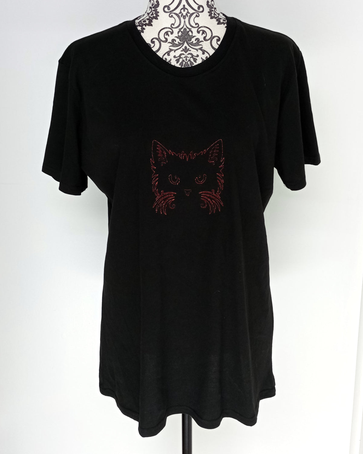 Visage de chat - Fil rouge cramoisi métallisé sur t-shirt noir