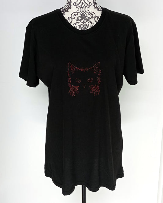 Visage de chat - Fil rouge cramoisi métallisé sur t-shirt noir