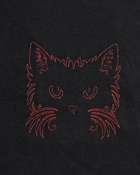 Visage de chat - Fil rouge cramoisi métallisé sur t-shirt noir