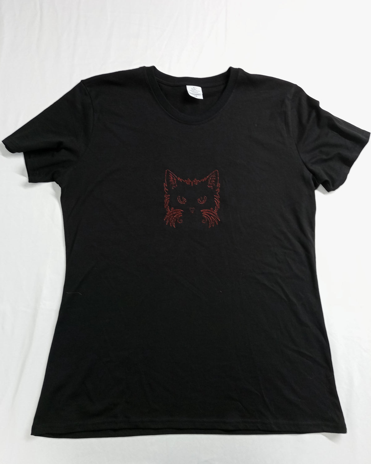Visage de chat - Fil rouge cramoisi métallisé sur t-shirt noir