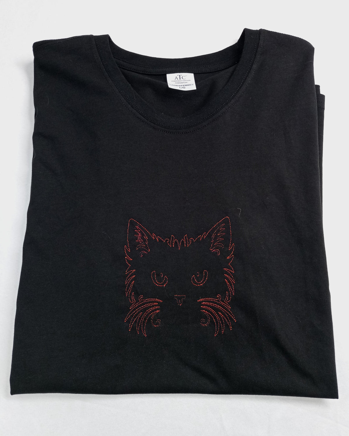 Visage de chat - Fil rouge cramoisi métallisé sur t-shirt noir