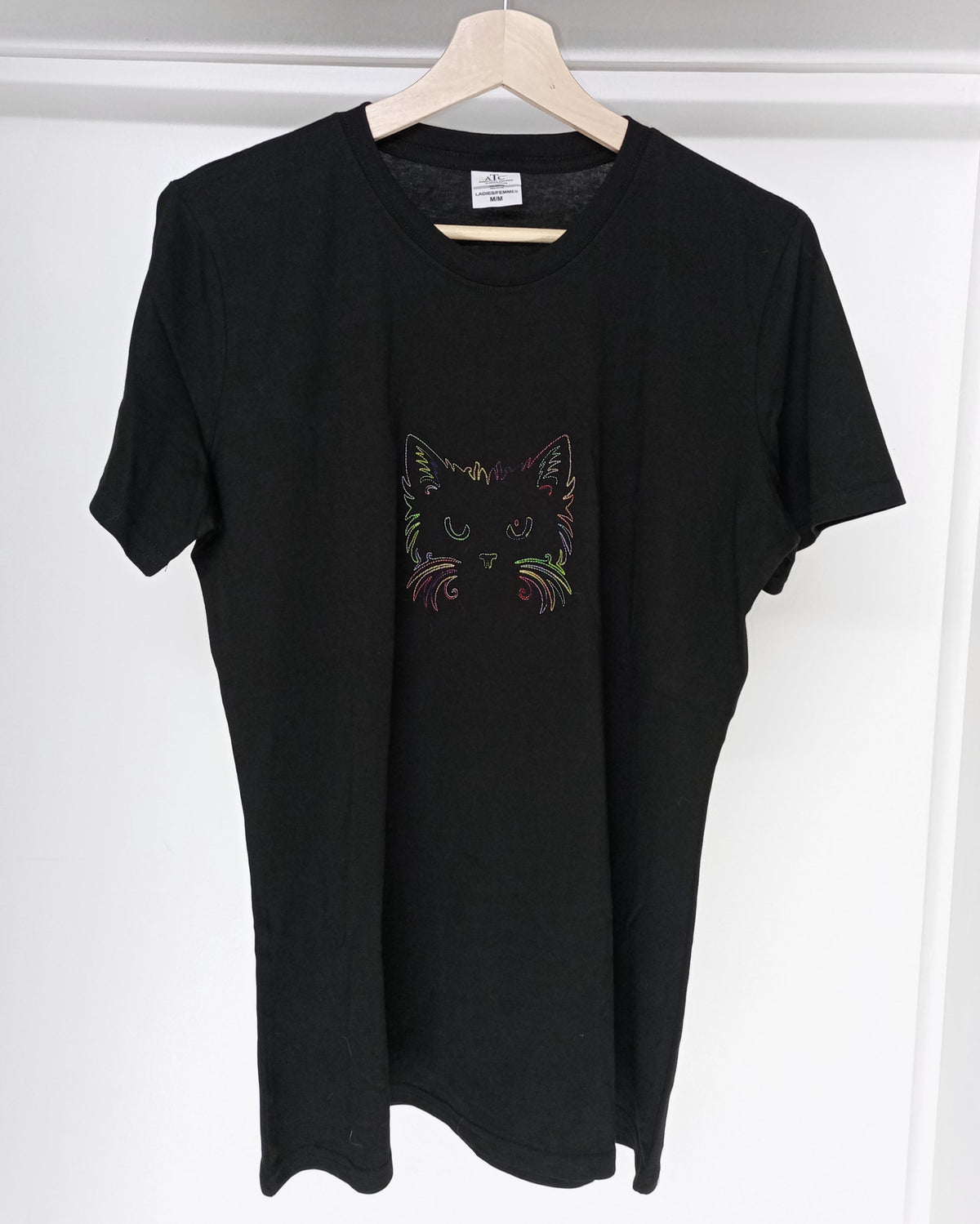 Visage de chat - Fil fin arc-en-ciel sur t-shirt noir