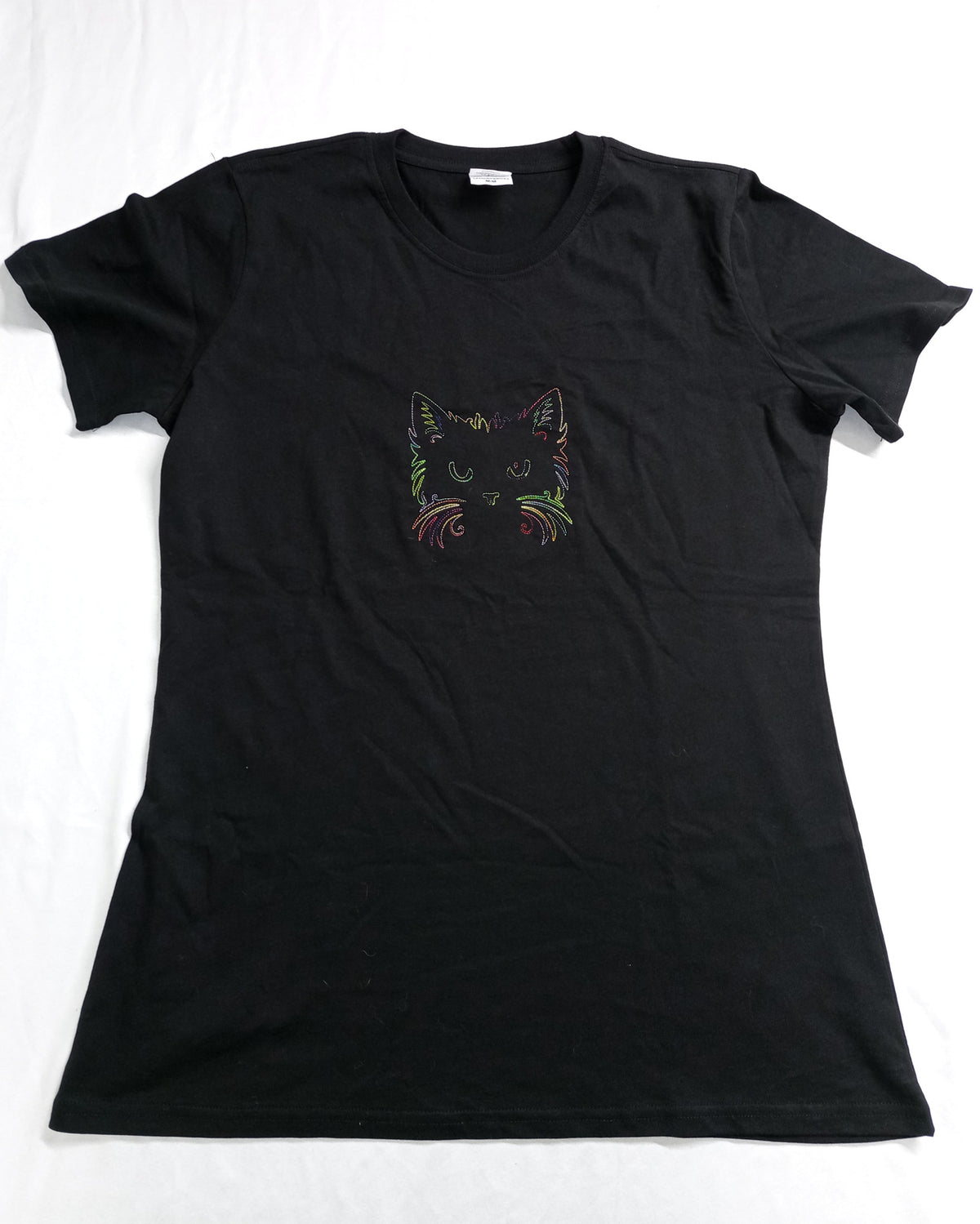 Visage de chat - Fil fin arc-en-ciel sur t-shirt noir