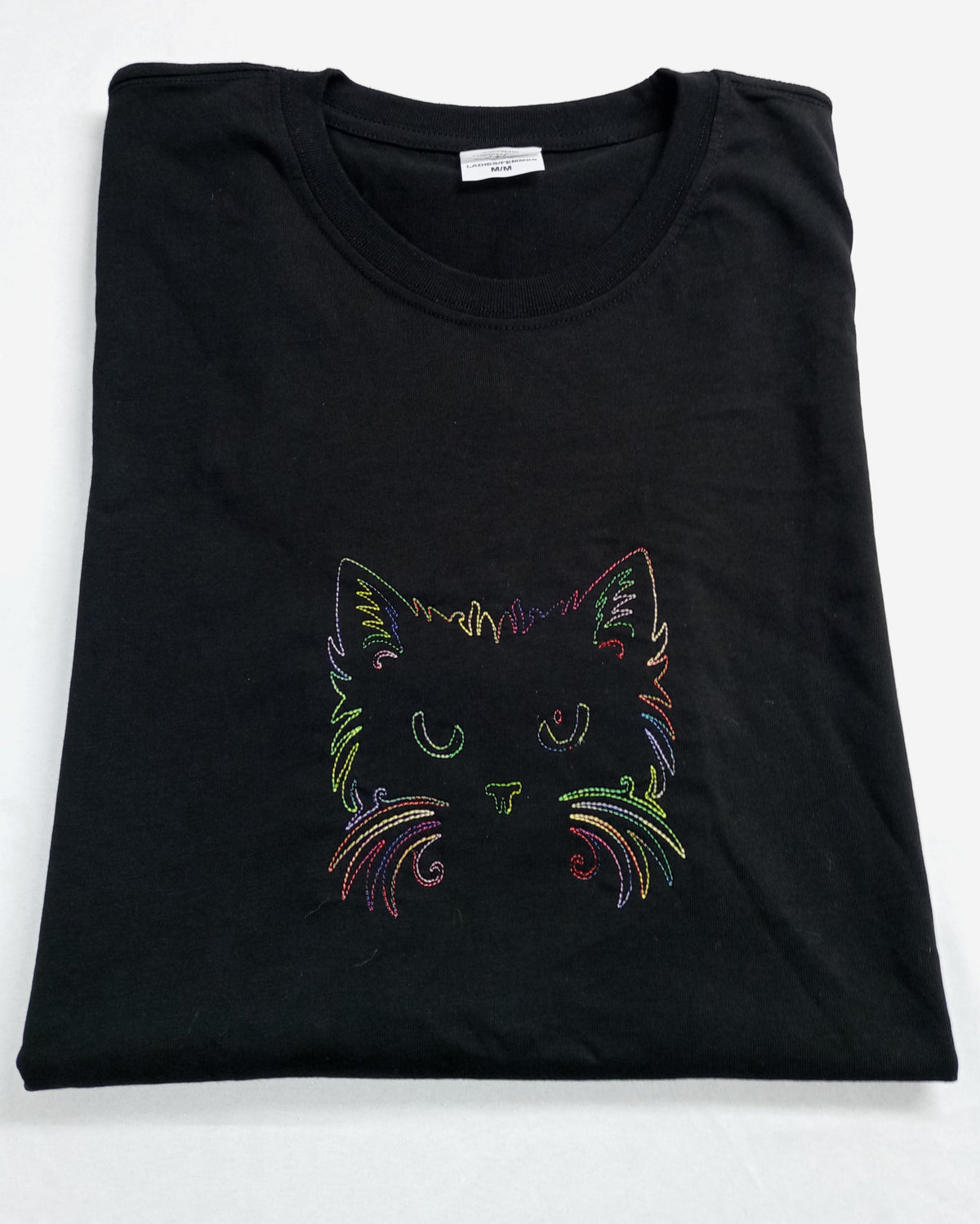Visage de chat - Fil fin arc-en-ciel sur t-shirt noir