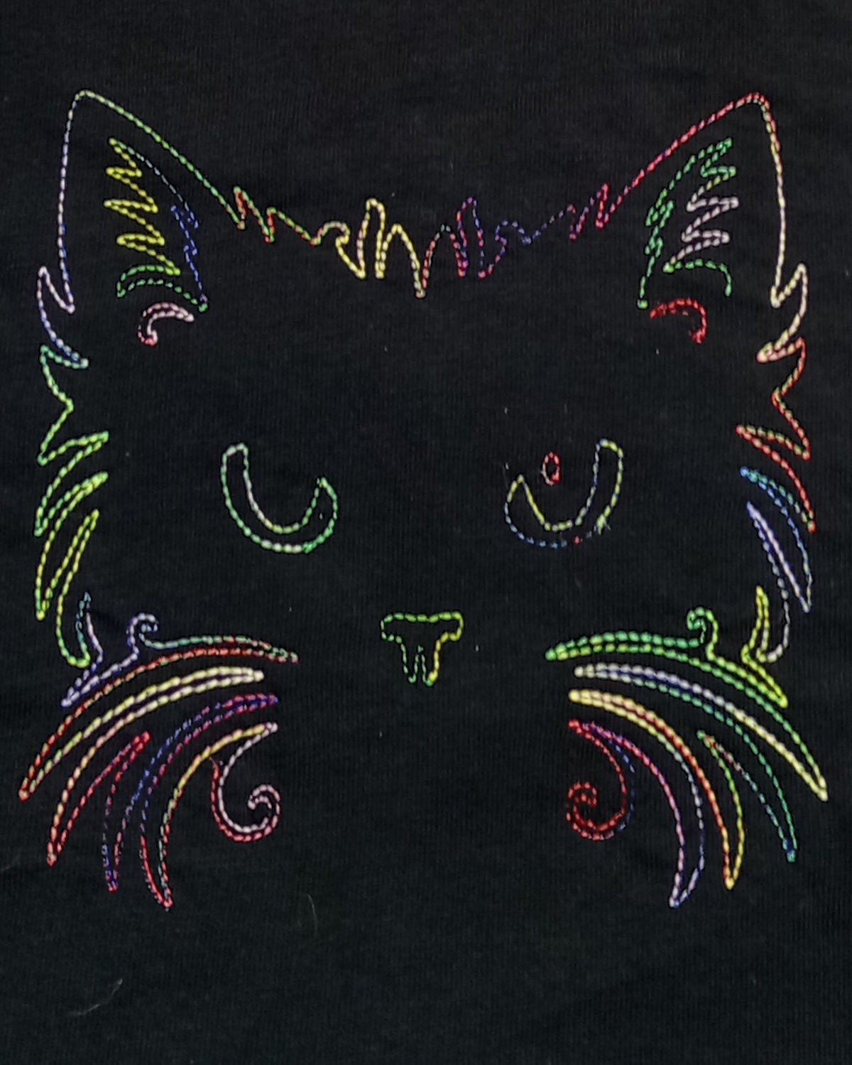 Visage de chat - Fil fin arc-en-ciel sur t-shirt noir