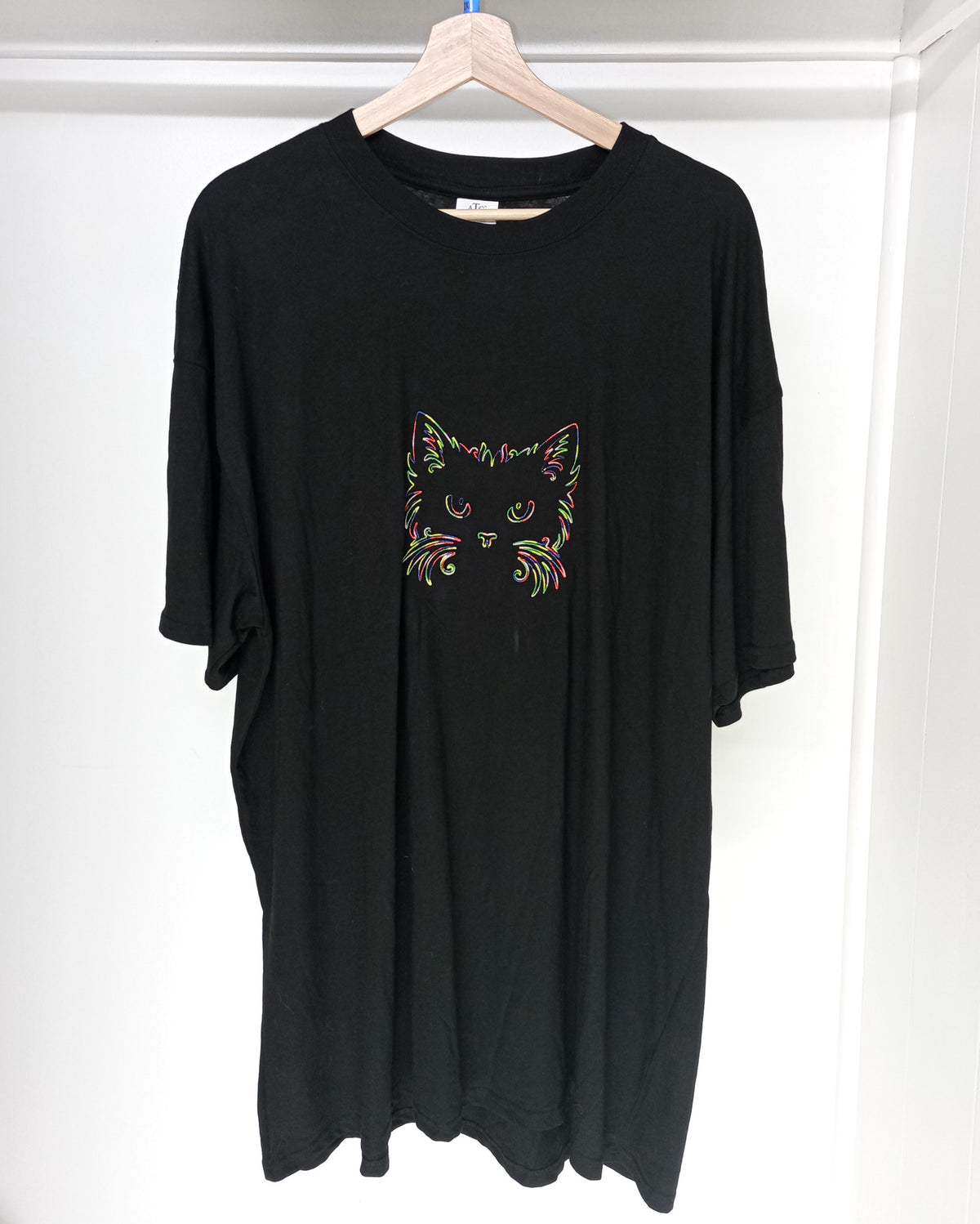 Visage de chat - Fil arc-en-ciel épais sur t-shirt noir