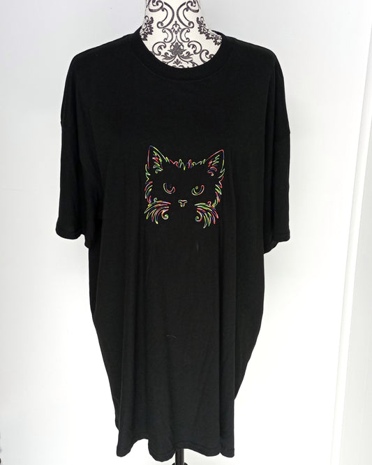 Visage de chat - Fil arc-en-ciel épais sur t-shirt noir