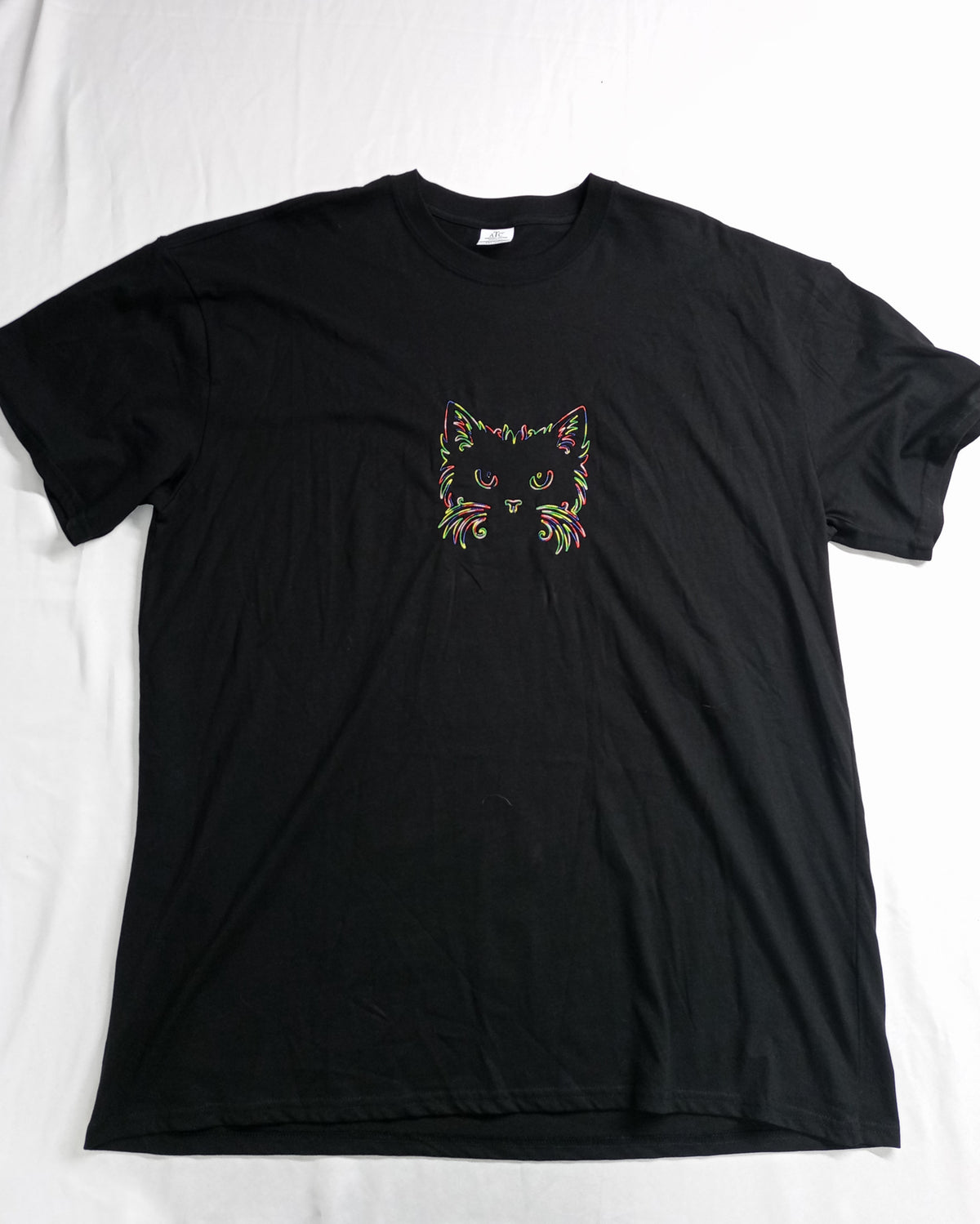 Visage de chat - Fil arc-en-ciel épais sur t-shirt noir