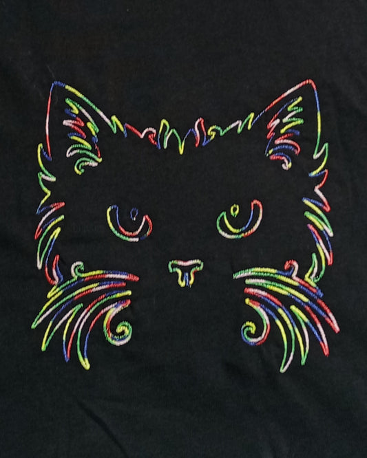 Visage de chat - Fil arc-en-ciel épais sur t-shirt noir