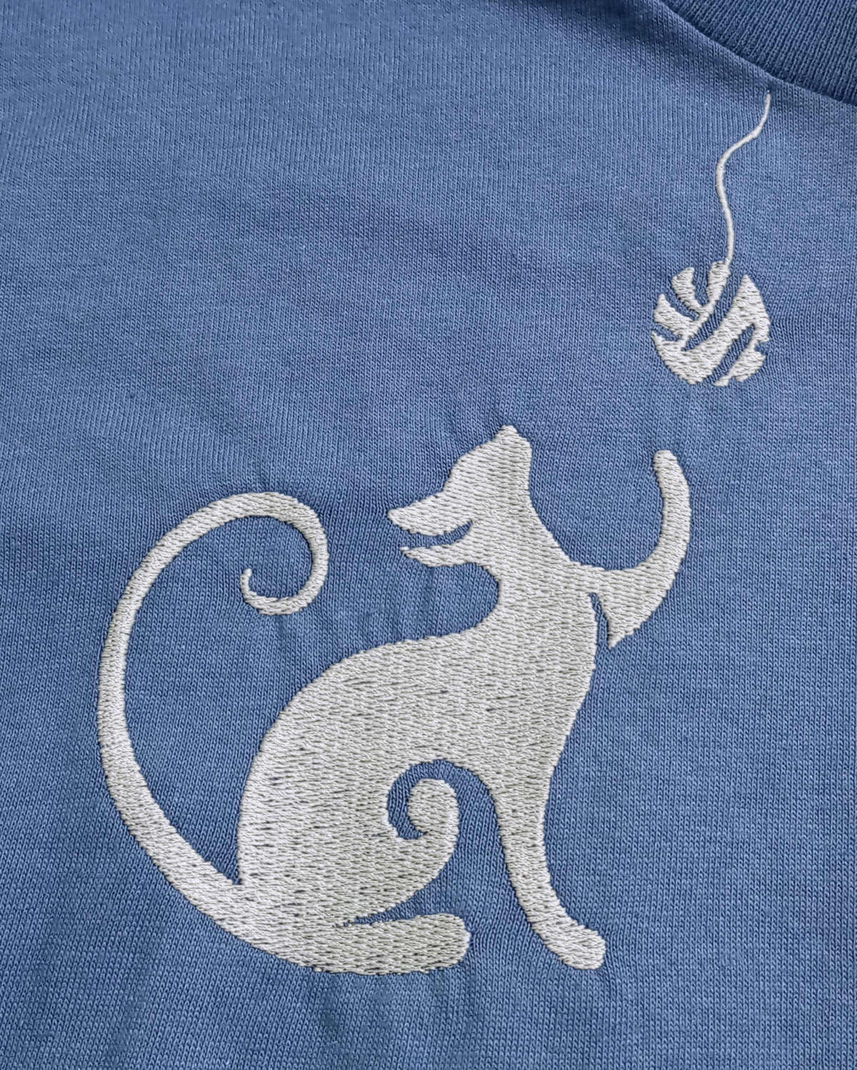 Pelote de laine - Argent sur t-shirt bleu clair
