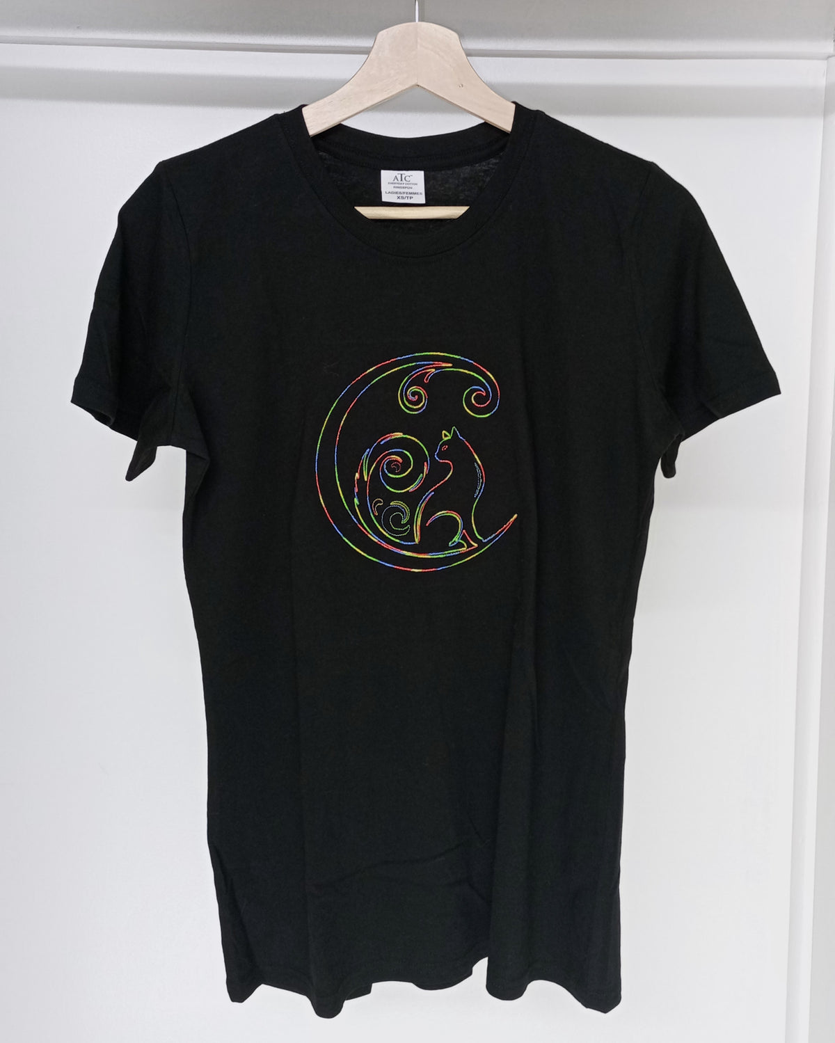 Chat croissant de lune - Fil arc-en-ciel sur t-shirt noir