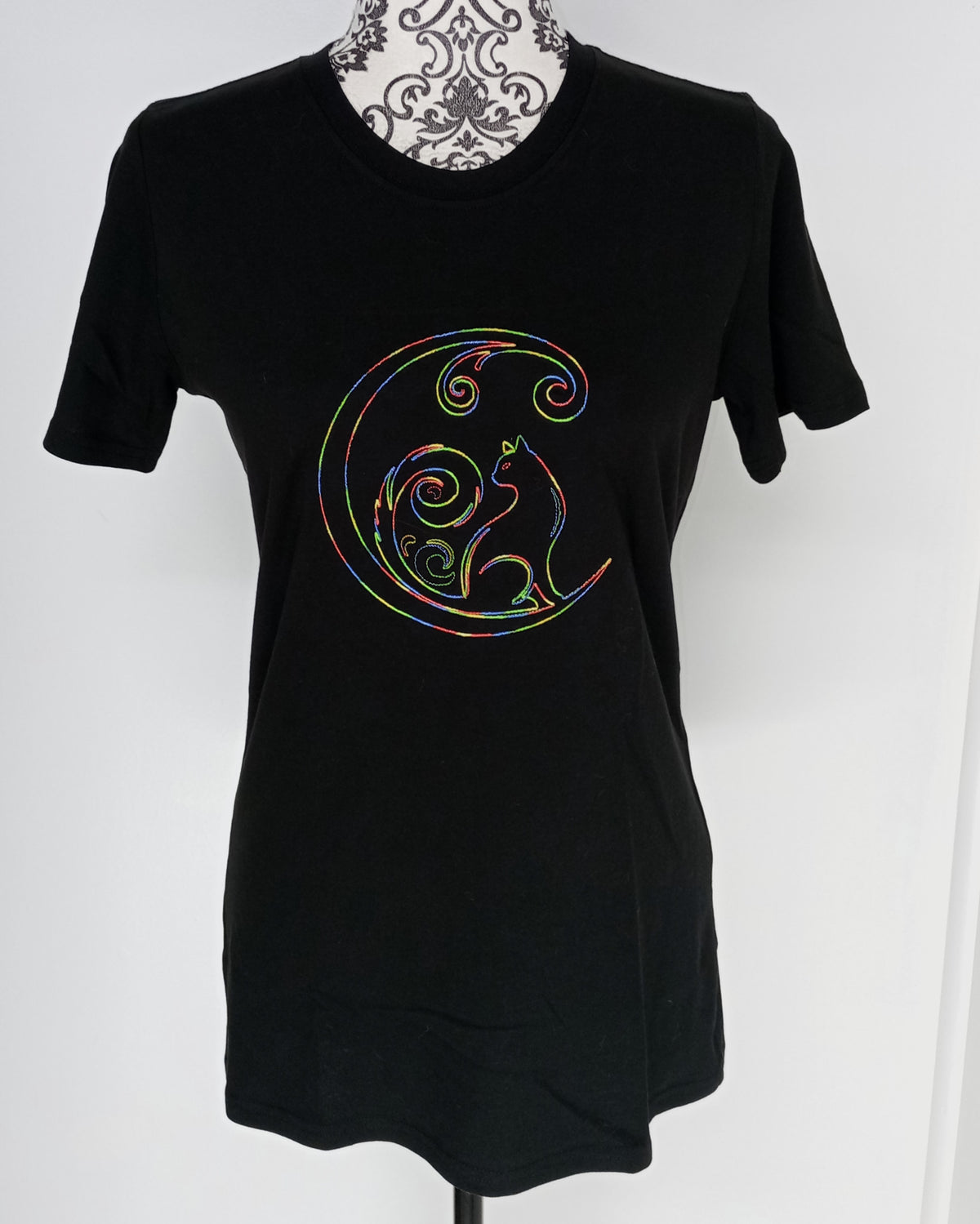 Chat croissant de lune - Fil arc-en-ciel sur t-shirt noir