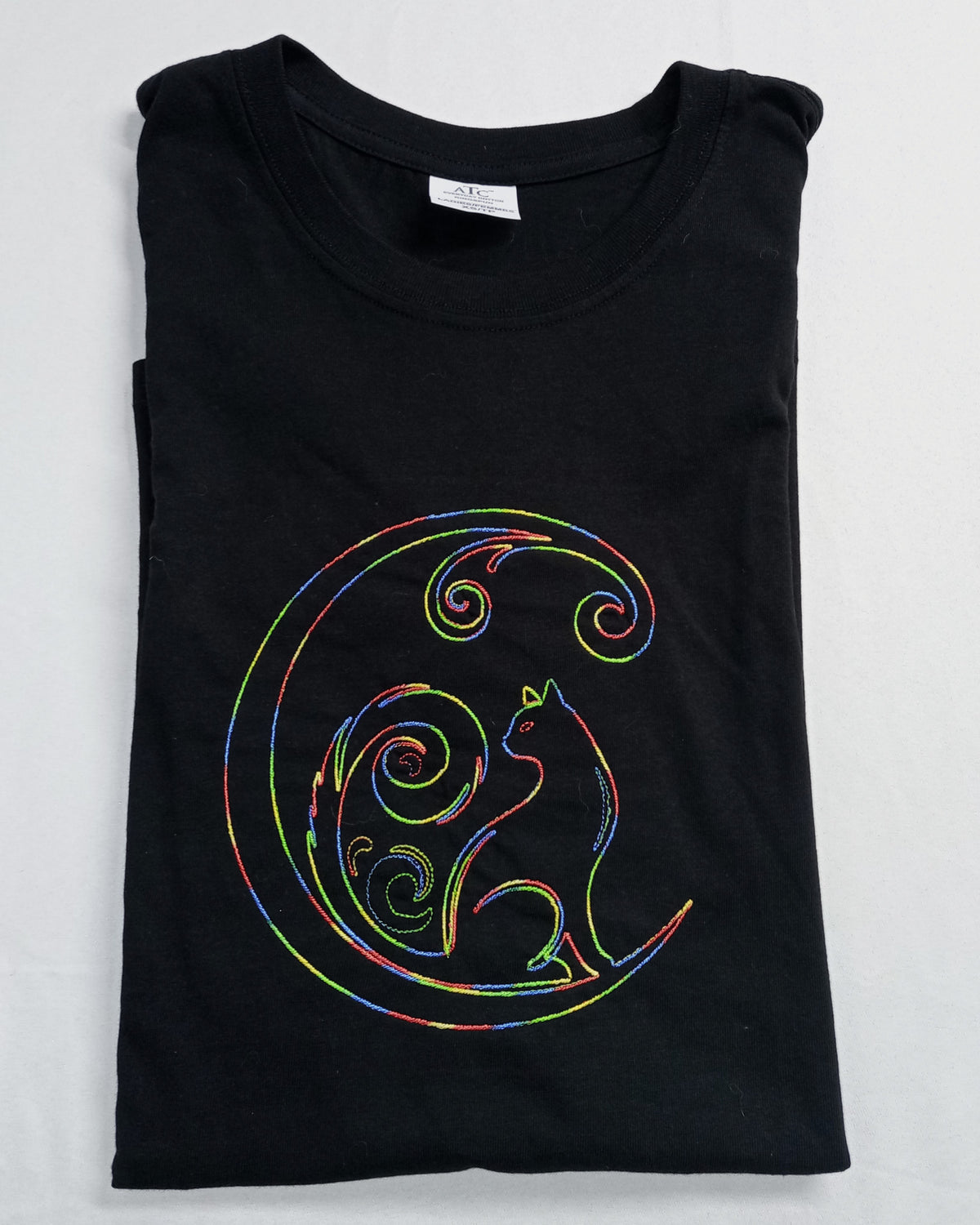 Chat croissant de lune - Fil arc-en-ciel sur t-shirt noir