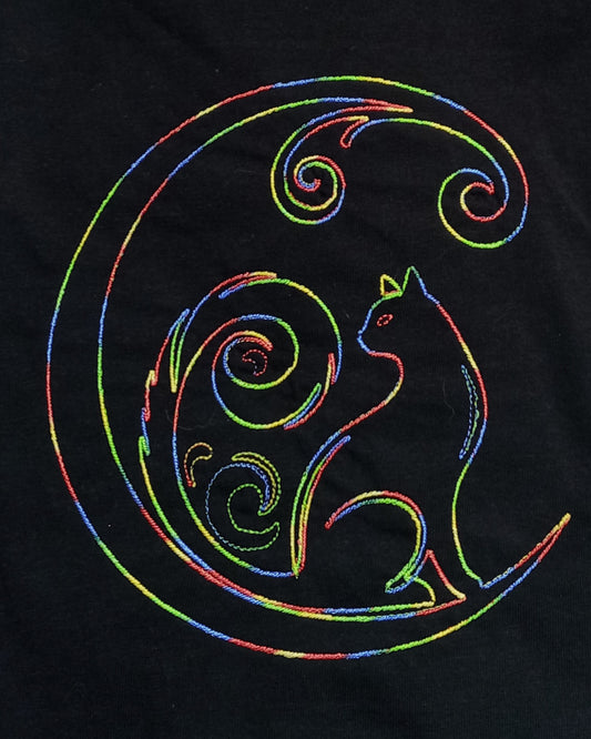 Chat croissant de lune - Fil arc-en-ciel sur t-shirt noir