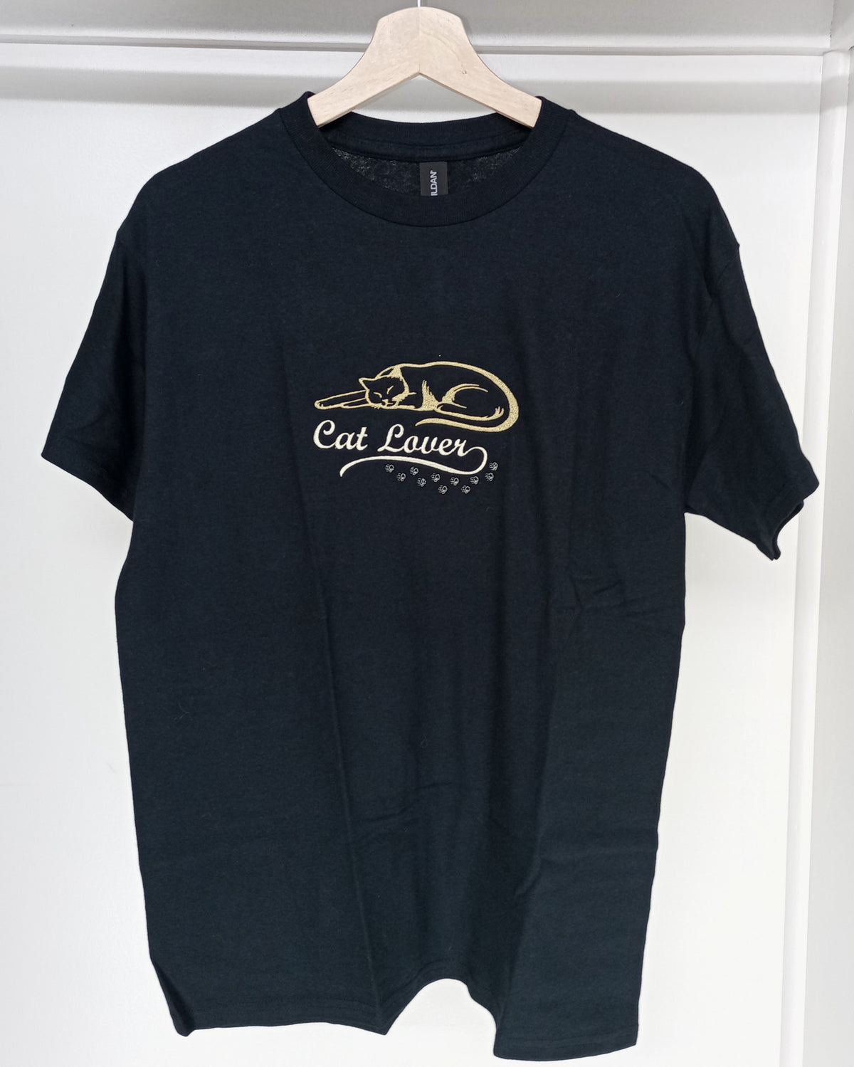 Amoureux des chats - Doré et blanc sur t-shirt noir