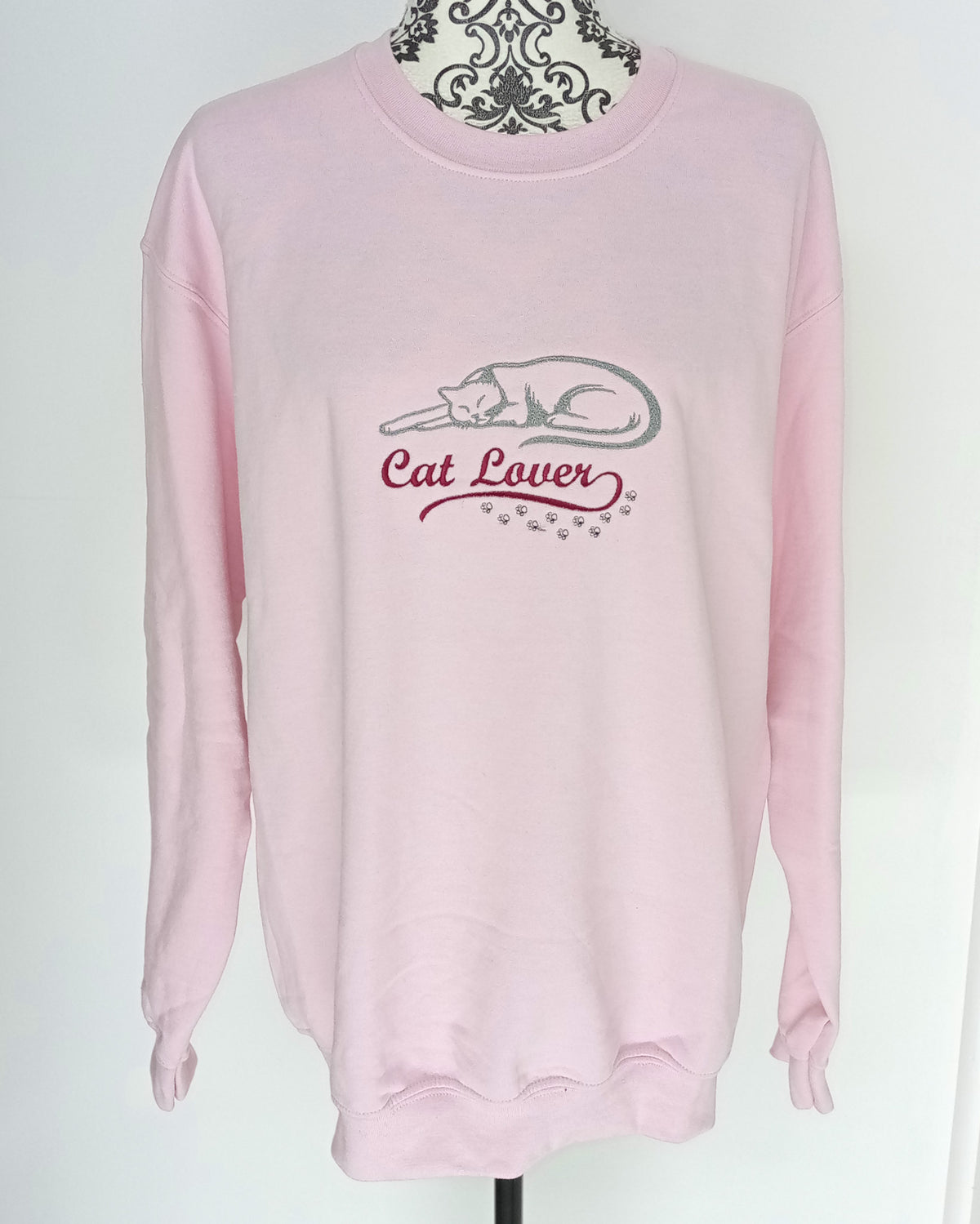 Amoureux des chats - Argent et bordeaux sur sweat-shirt rose clair