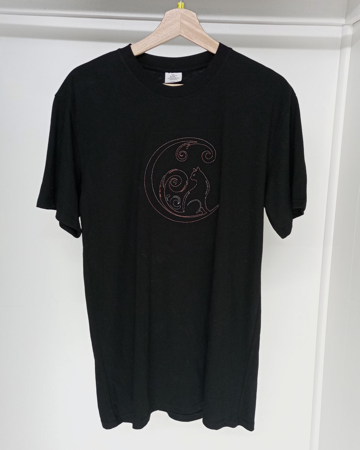 Chat croissant de lune - Fil fin rouge/blanc sur t-shirt noir
