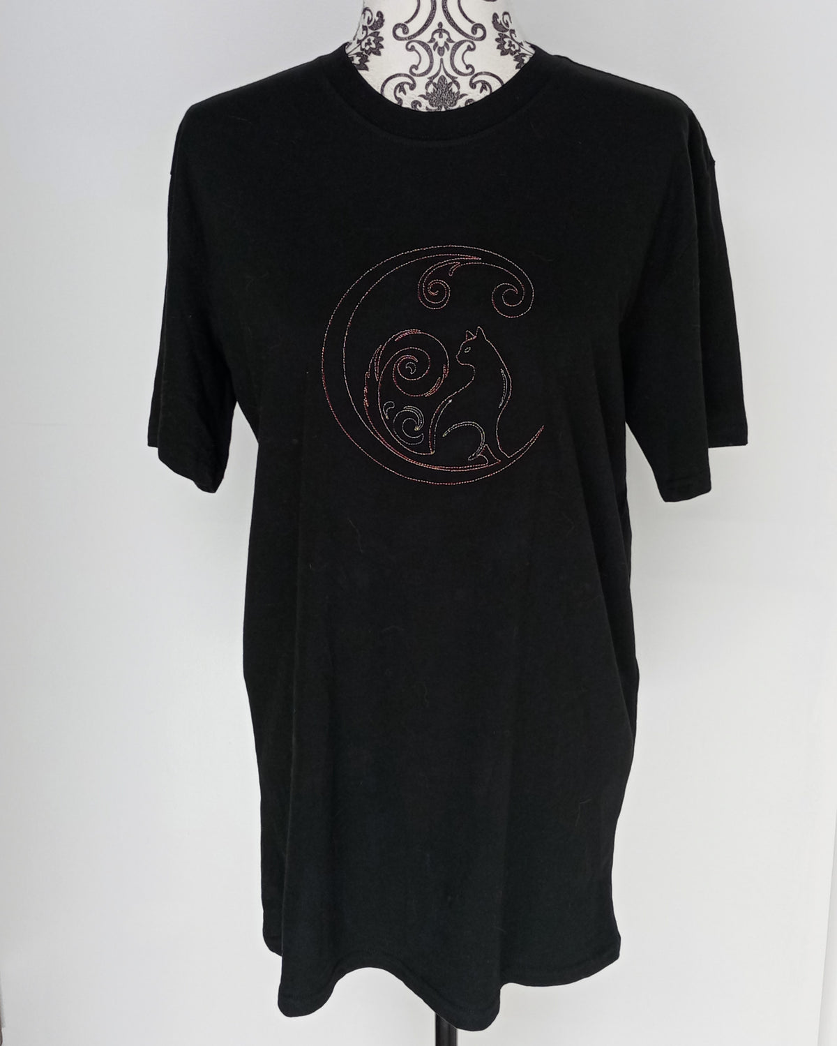 Chat croissant de lune - Fil fin rouge/blanc sur t-shirt noir