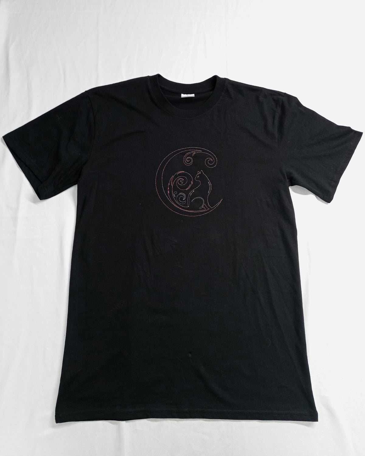 Chat croissant de lune - Fil fin rouge/blanc sur t-shirt noir