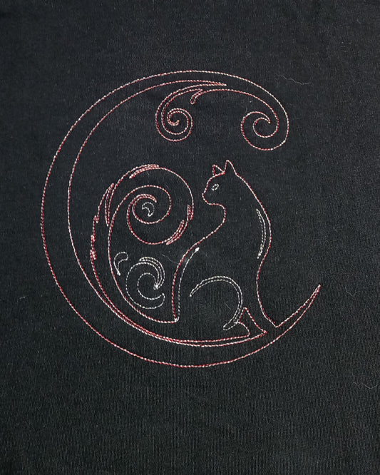 Chat croissant de lune - Fil fin rouge/blanc sur t-shirt noir