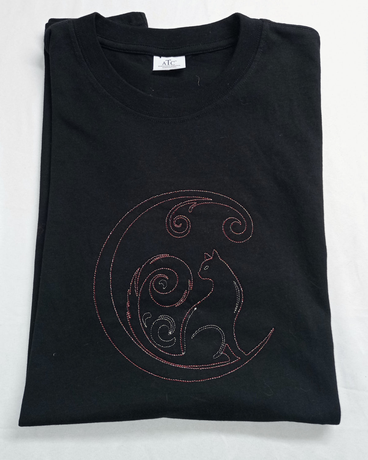Chat croissant de lune - Fil fin rouge/blanc sur t-shirt noir