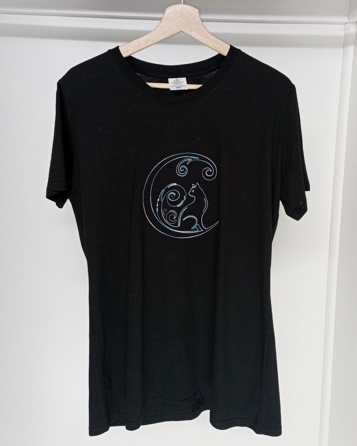 Chat croissant de lune - Fil bleu vers blanc sur t-shirt noir