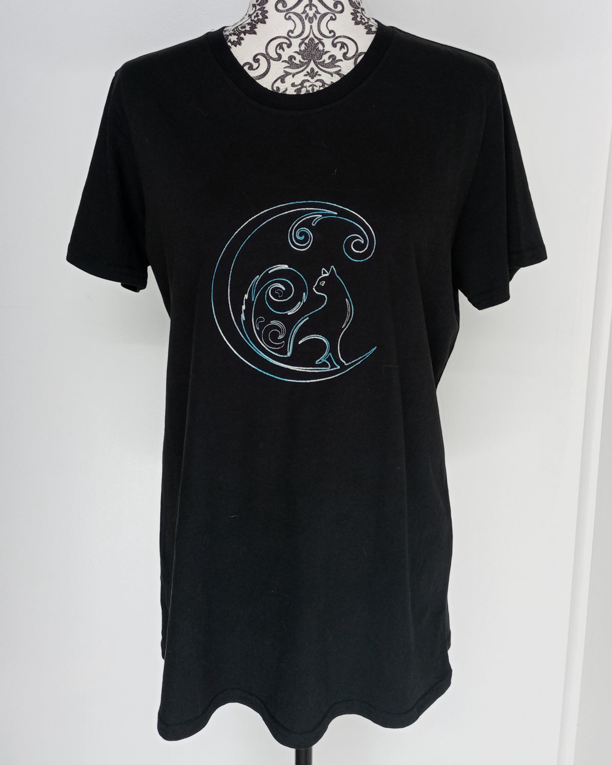 Chat croissant de lune - Fil bleu vers blanc sur t-shirt noir