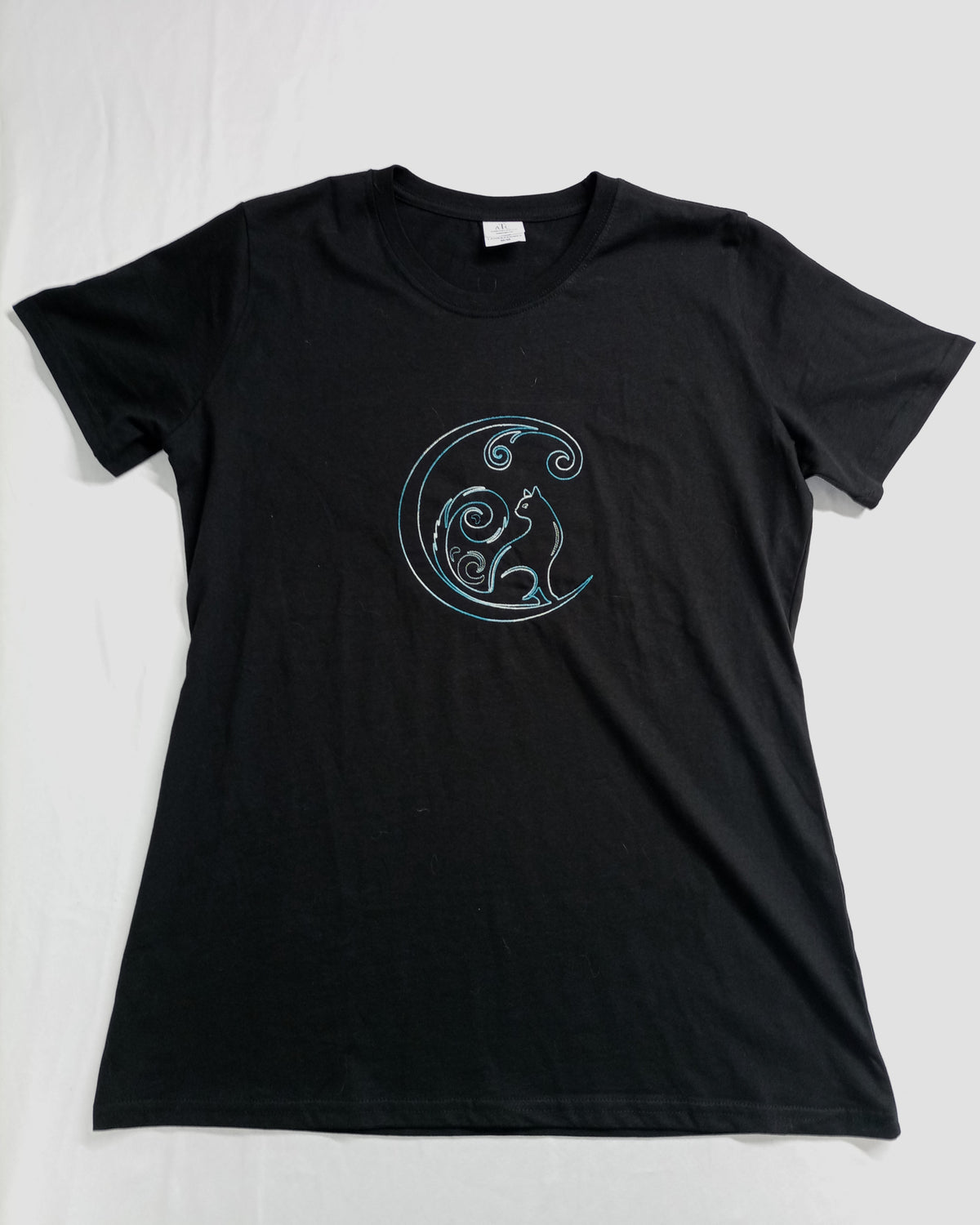 Chat croissant de lune - Fil bleu vers blanc sur t-shirt noir