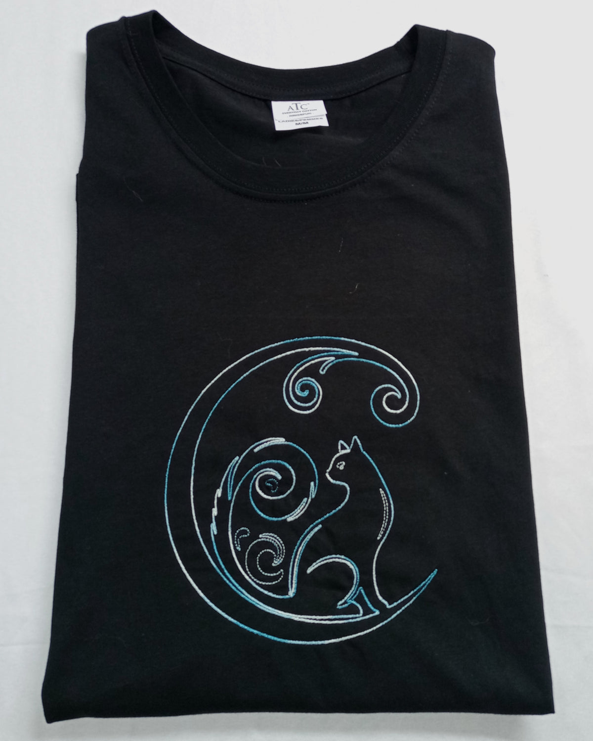 Chat croissant de lune - Fil bleu vers blanc sur t-shirt noir