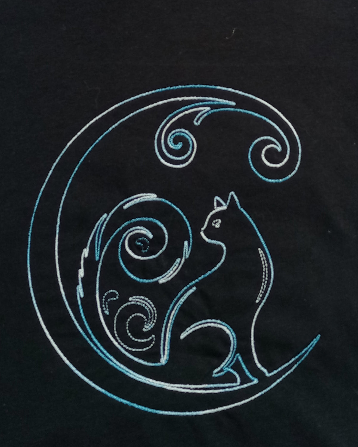 Chat croissant de lune - Fil bleu vers blanc sur t-shirt noir
