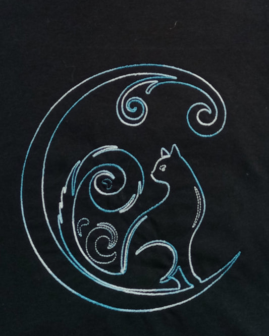 Chat croissant de lune - Fil bleu vers blanc sur t-shirt noir