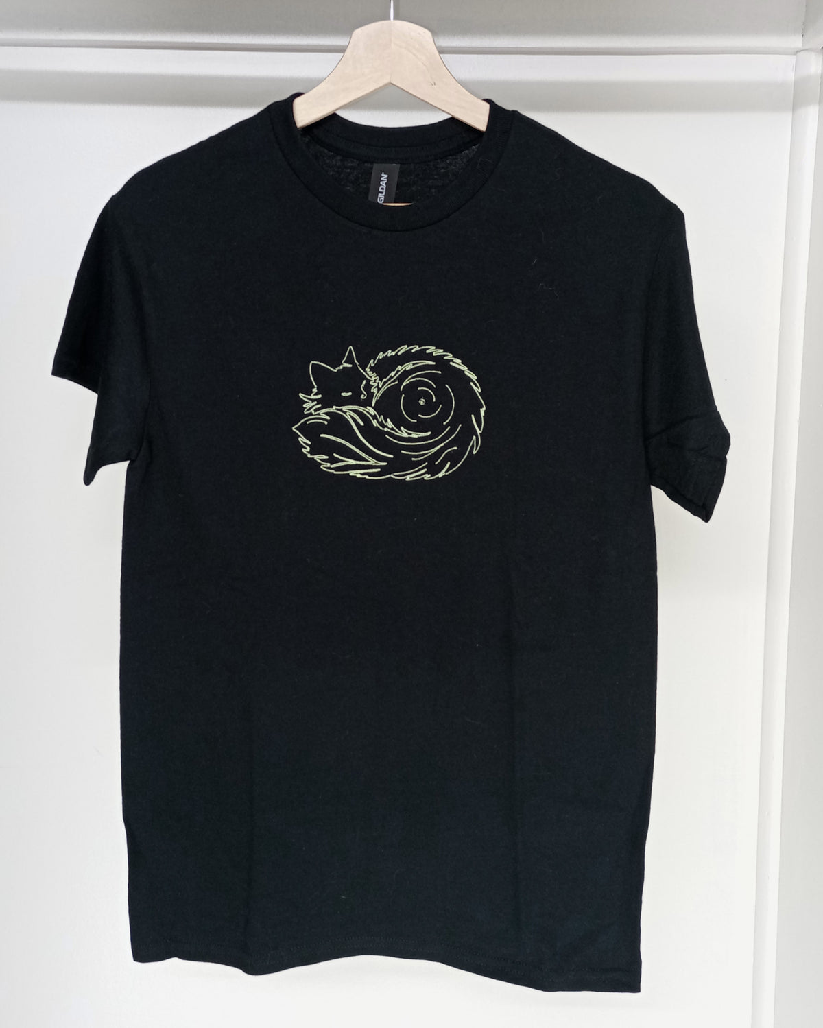 Pelote de poils - Fil phosphorescent sur t-shirt noir