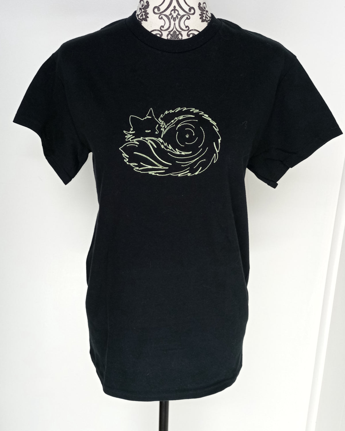 Pelote de poils - Fil phosphorescent sur t-shirt noir