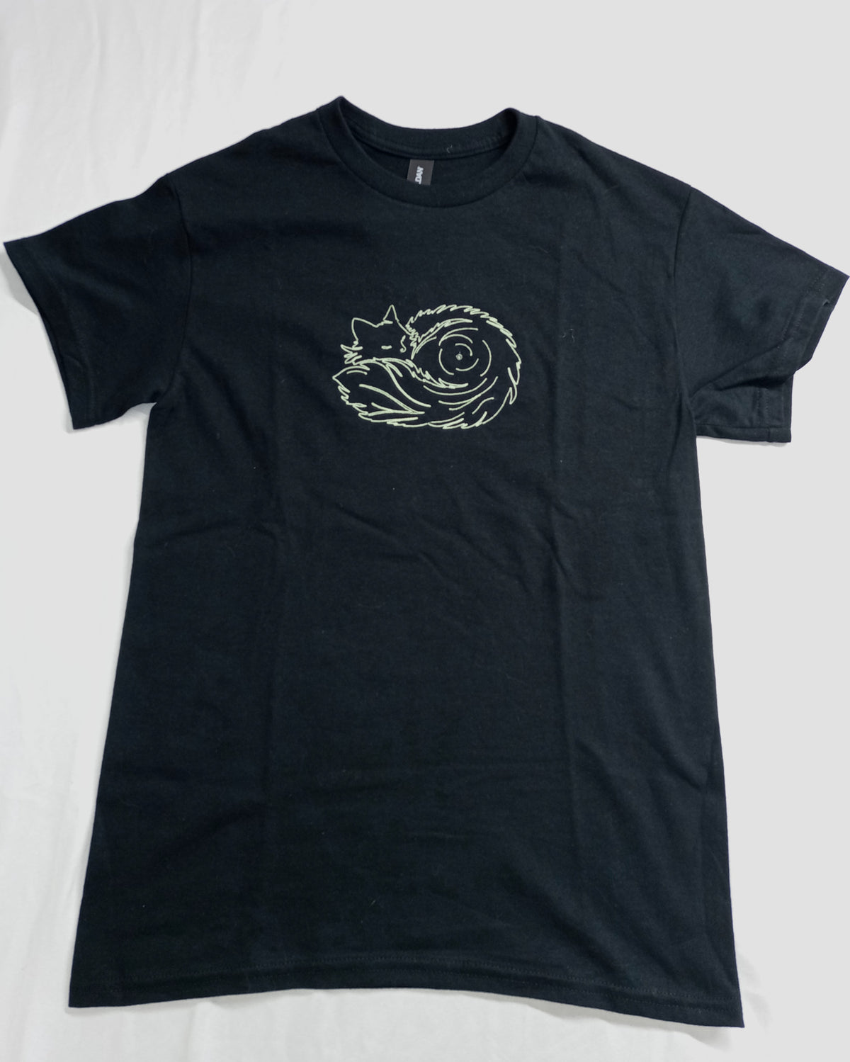 Pelote de poils - Fil phosphorescent sur t-shirt noir