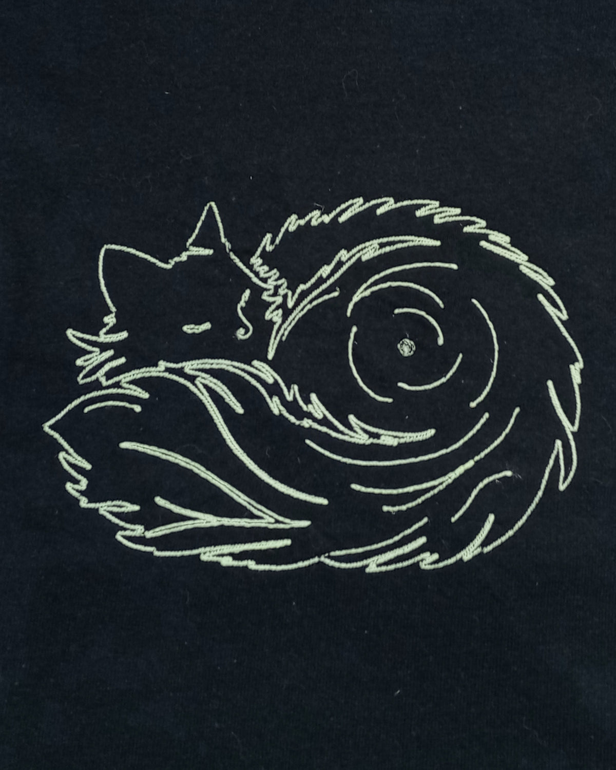 Pelote de poils - Fil phosphorescent sur t-shirt noir