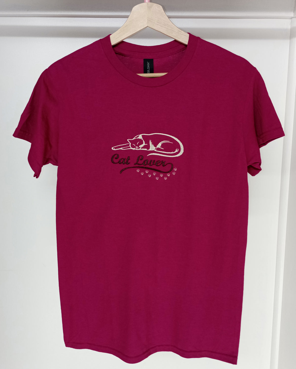 Amoureux des chats - Blanc et violet sur t-shirt framboise
