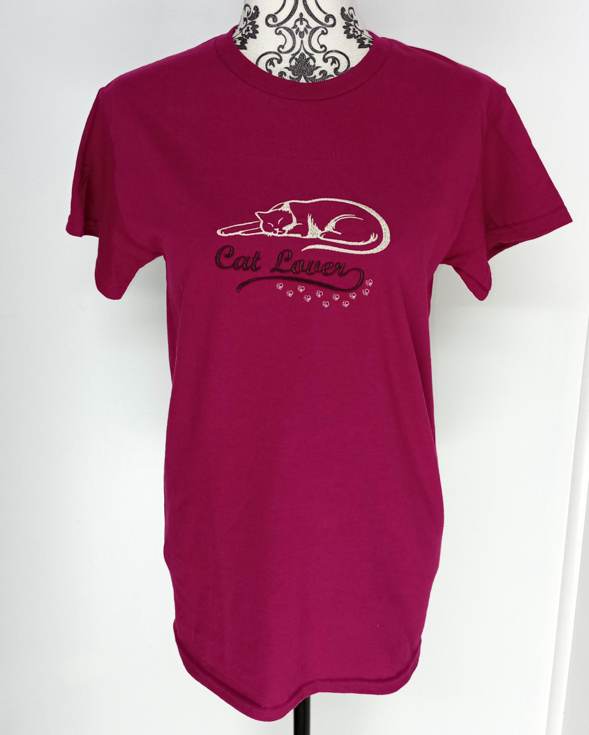 Amoureux des chats - Blanc et violet sur t-shirt framboise