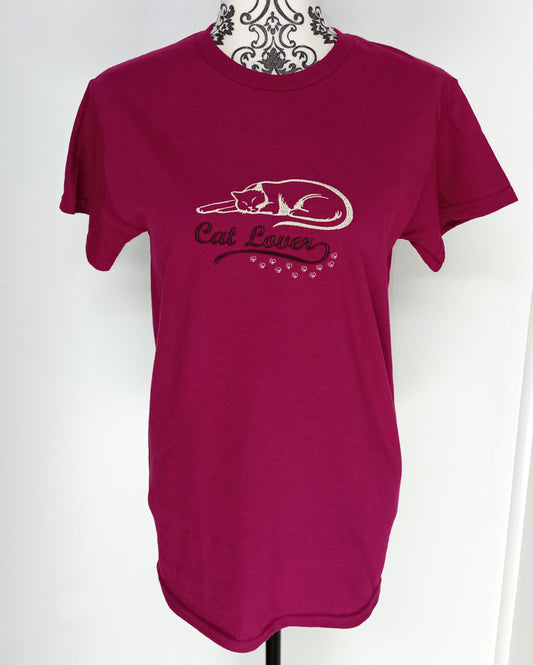 Amoureux des chats - Blanc et violet sur t-shirt framboise