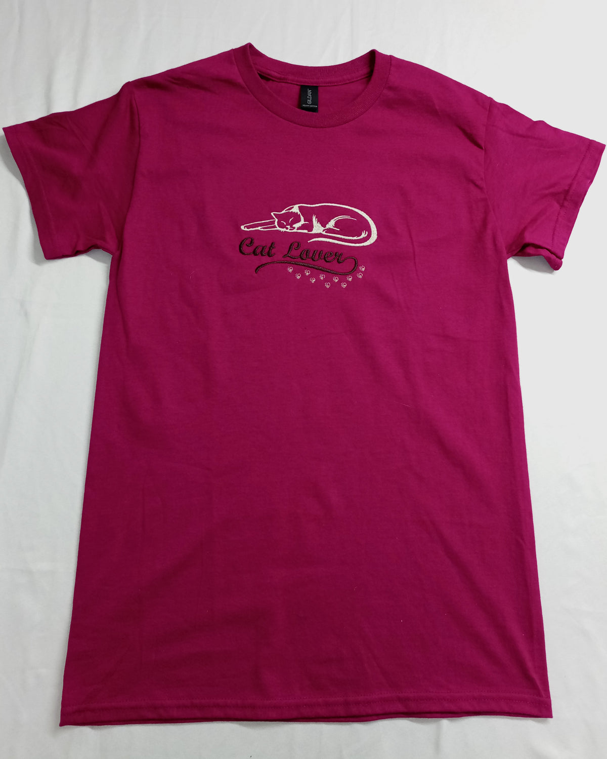 Amoureux des chats - Blanc et violet sur t-shirt framboise