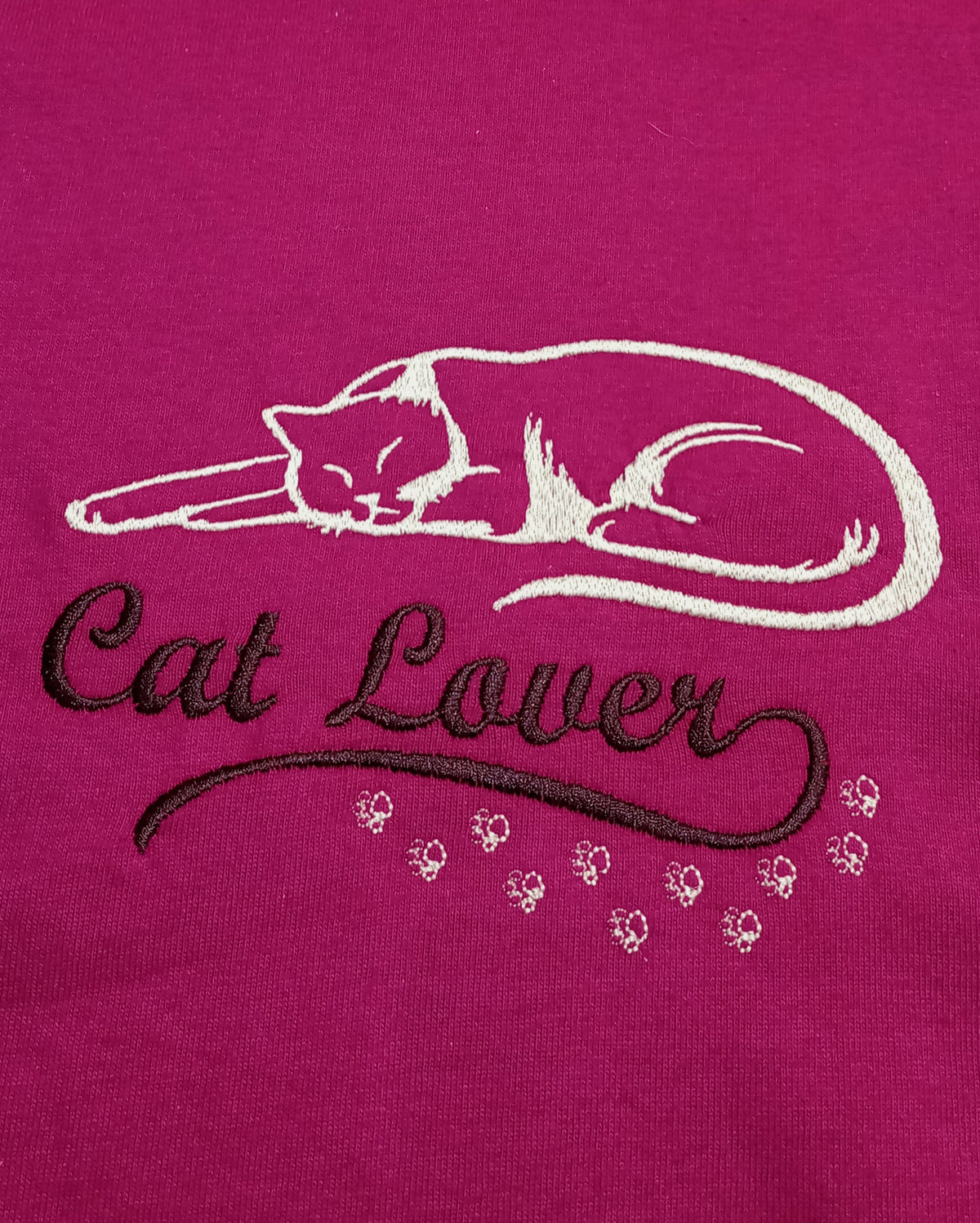 Amoureux des chats - Blanc et violet sur t-shirt framboise