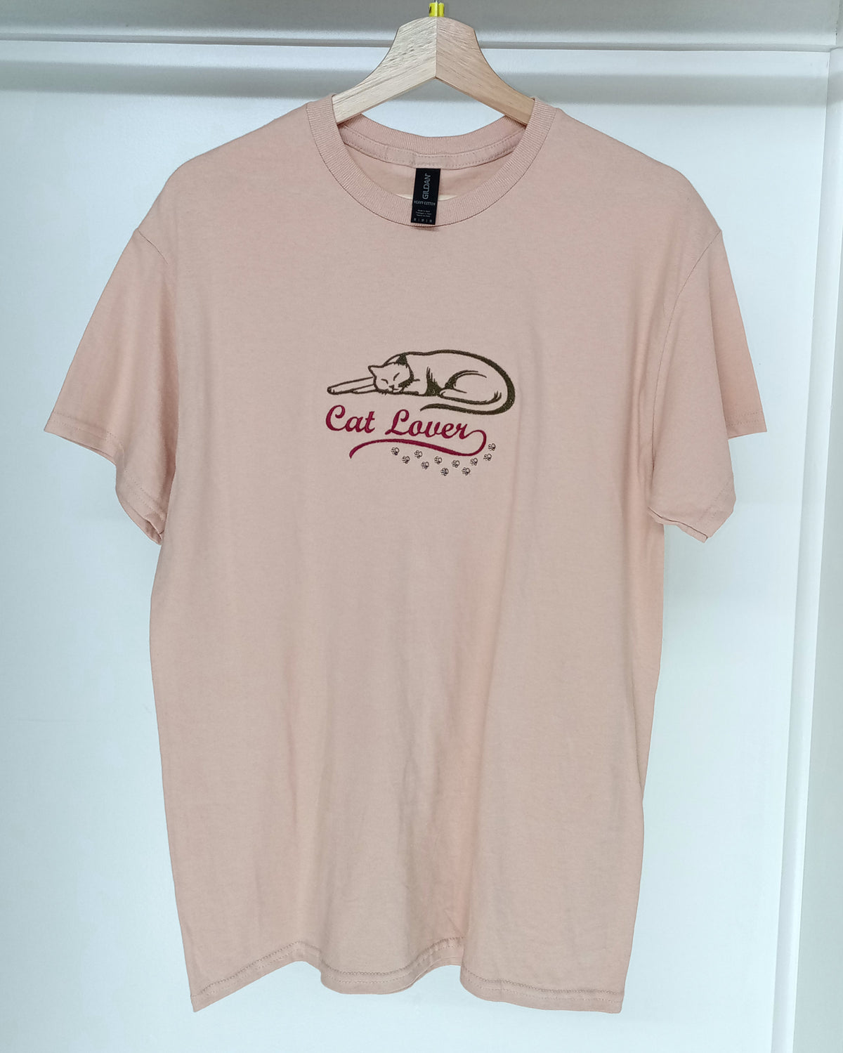 Amateur de chats - Beige foncé et bordeaux sur t-shirt vieux rose