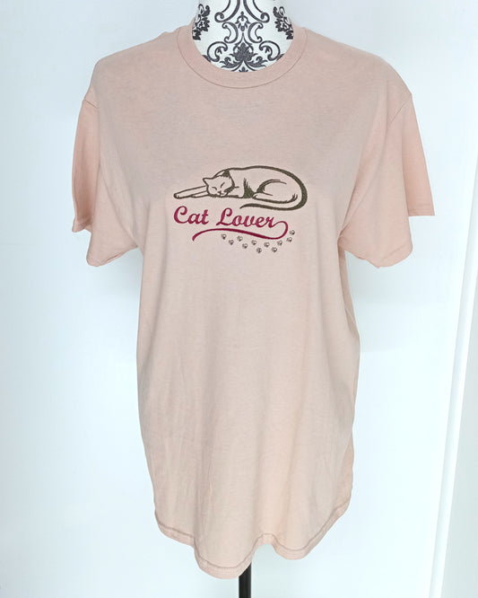 Amateur de chats - Beige foncé et bordeaux sur t-shirt vieux rose