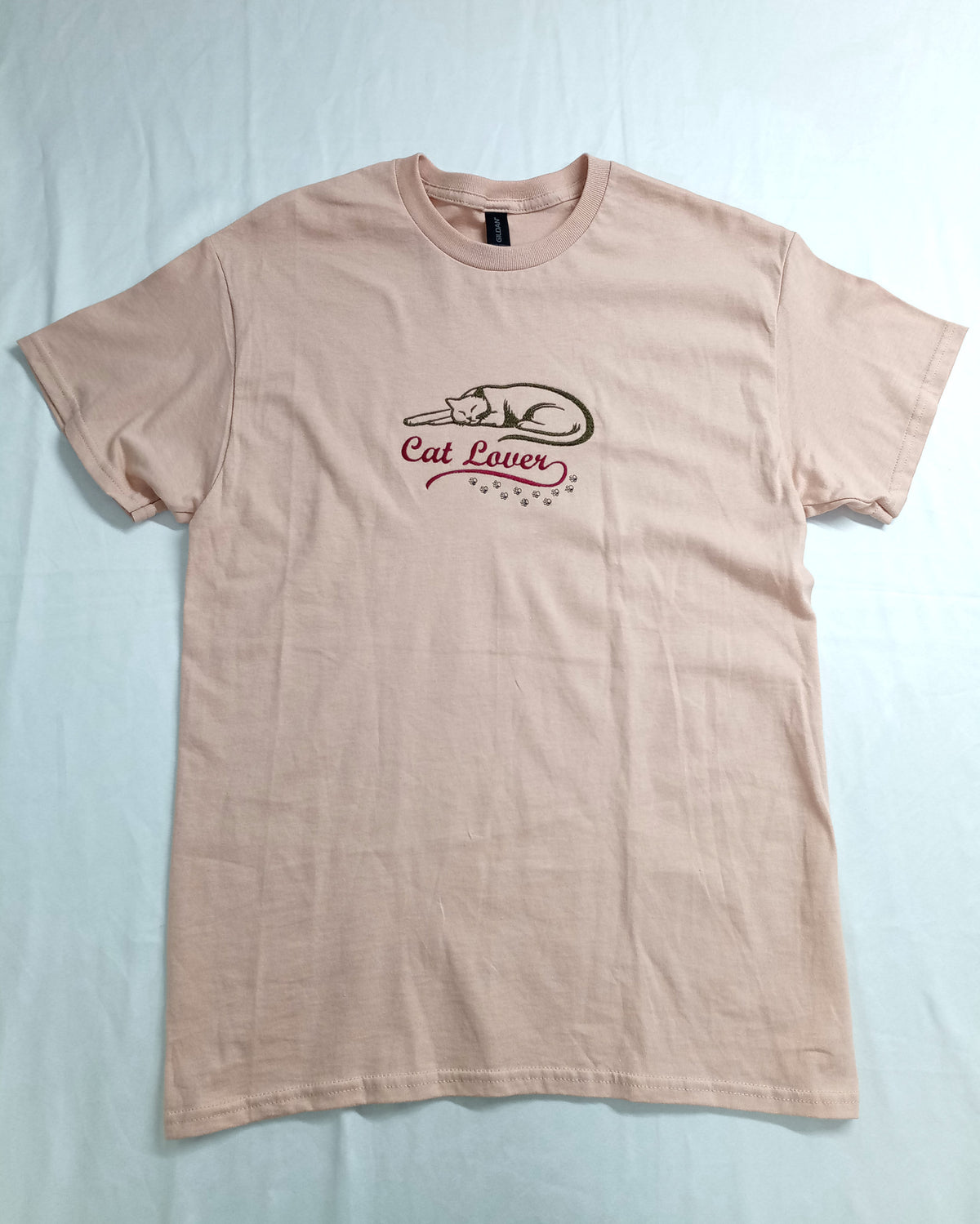 Amateur de chats - Beige foncé et bordeaux sur t-shirt vieux rose