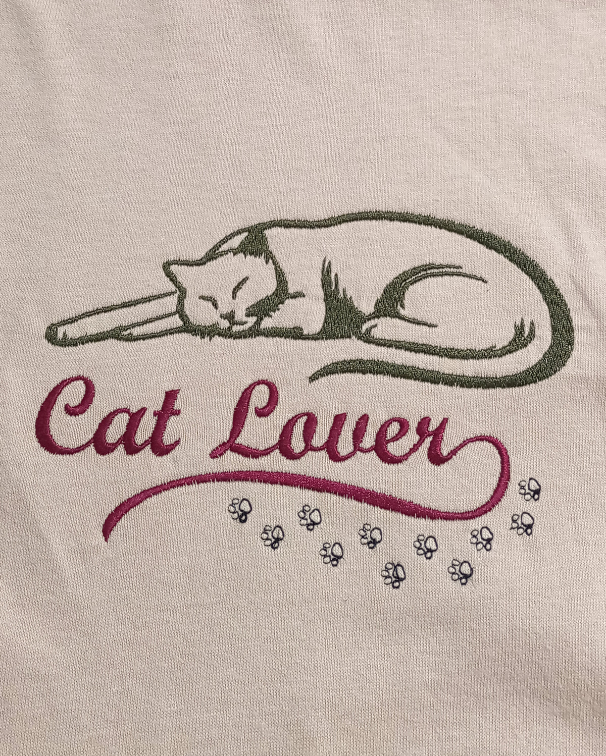 Amateur de chats - Beige foncé et bordeaux sur t-shirt vieux rose