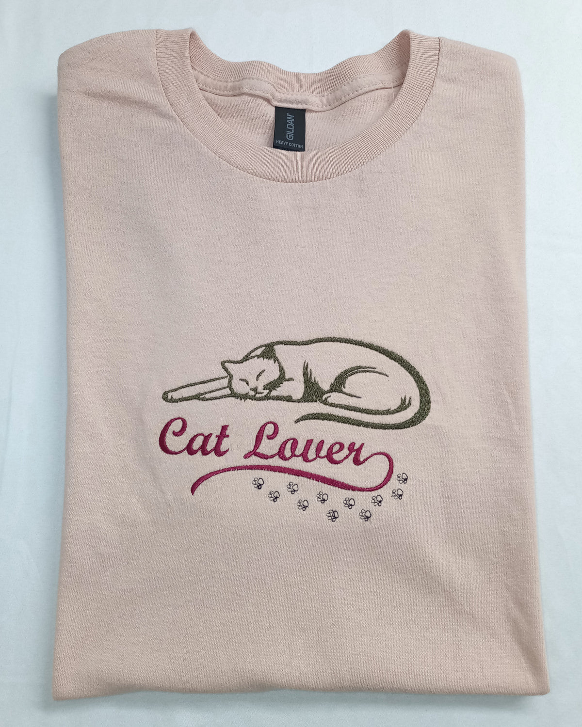 Amateur de chats - Beige foncé et bordeaux sur t-shirt vieux rose