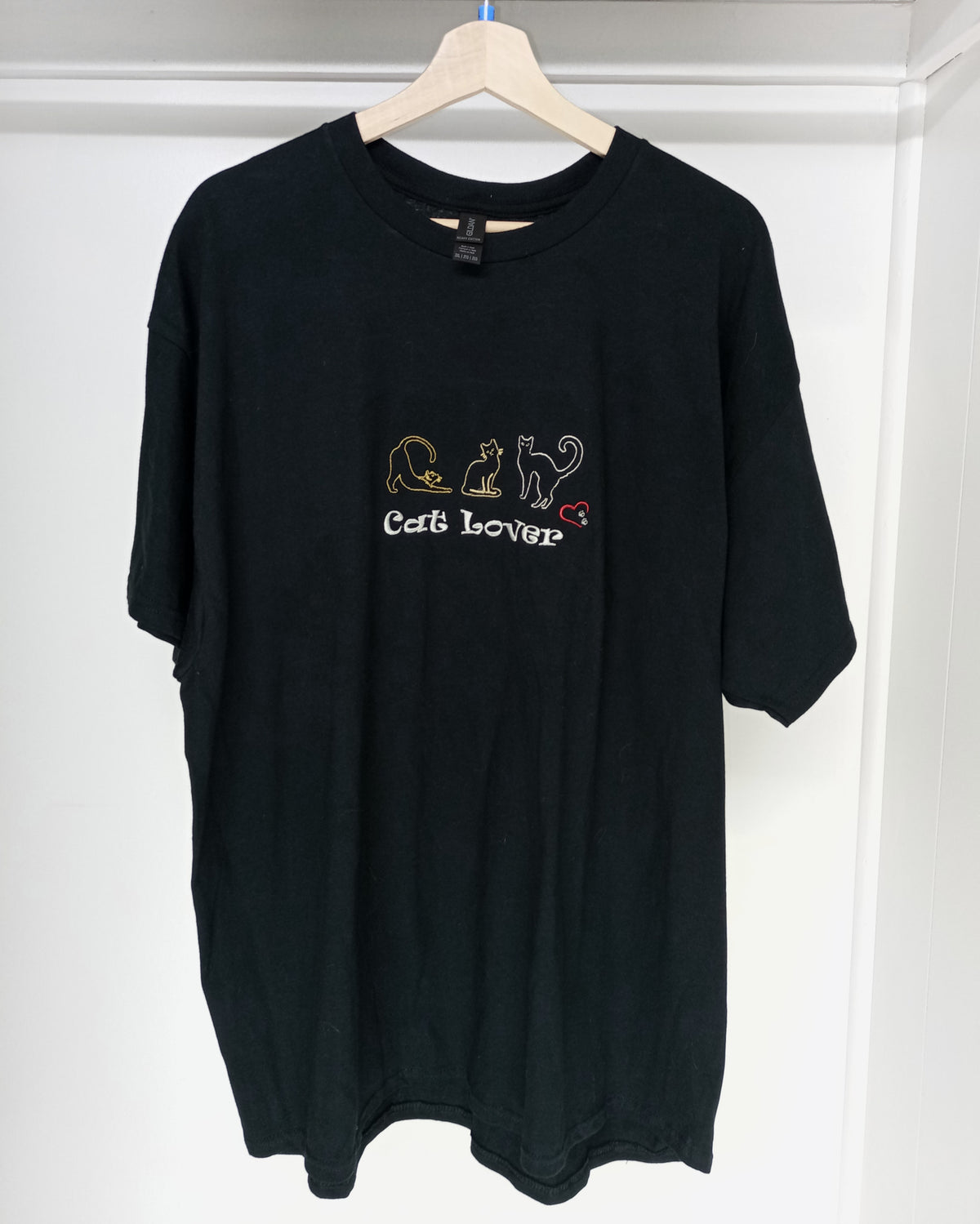 Amoureux des chats par trois - Blanc, Rouge et Or sur T-shirt Noir