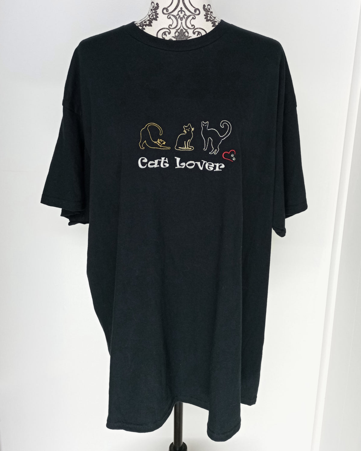 Amoureux des chats par trois - Blanc, Rouge et Or sur T-shirt Noir