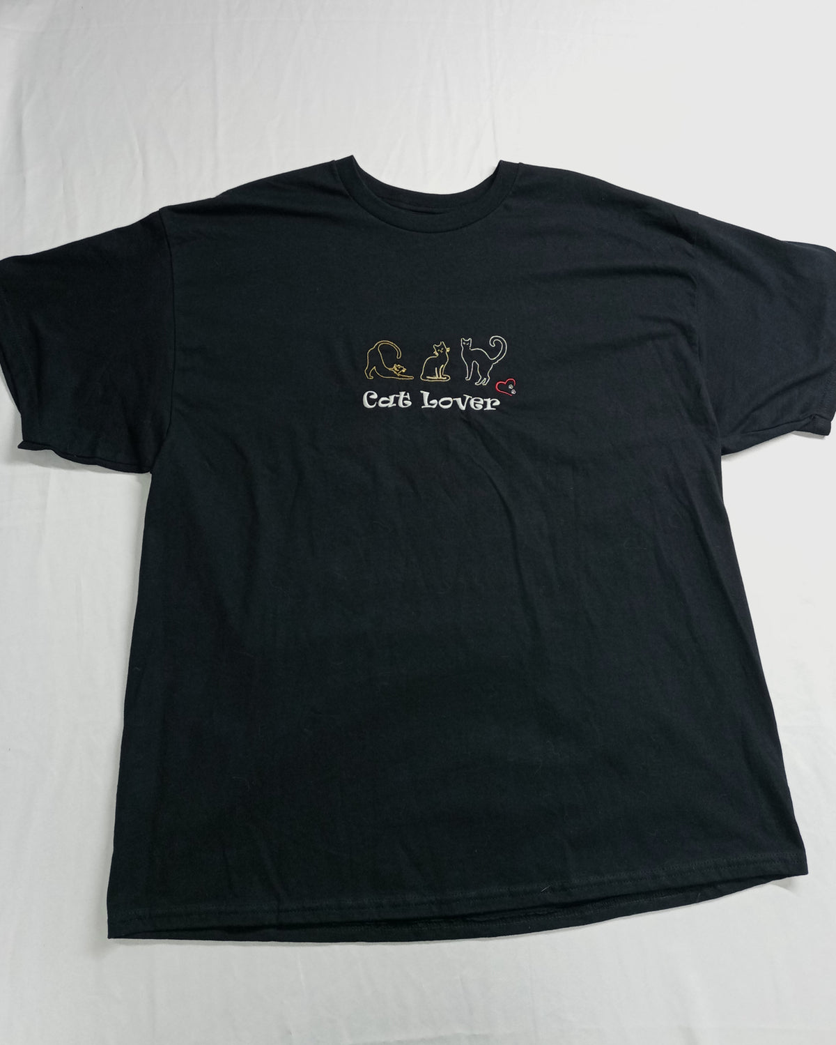 Amoureux des chats par trois - Blanc, Rouge et Or sur T-shirt Noir