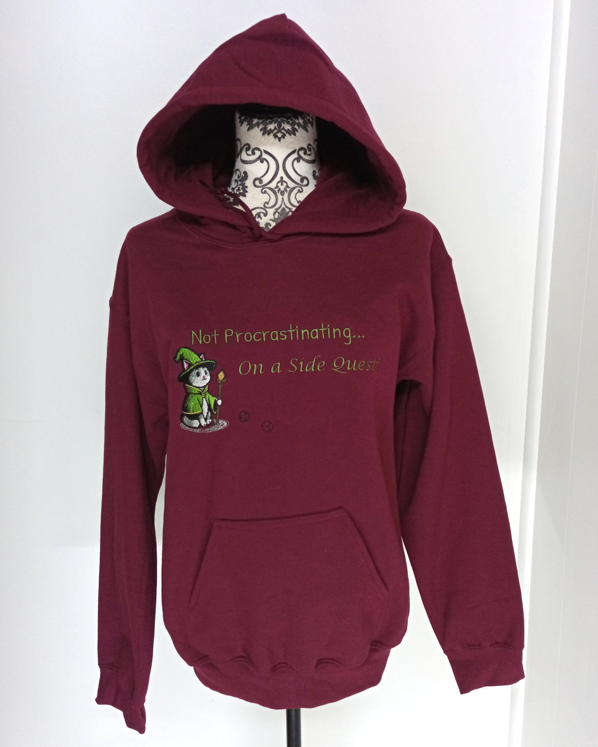 Quête secondaire - Sweat à capuche vert et blanc sur fond bordeaux